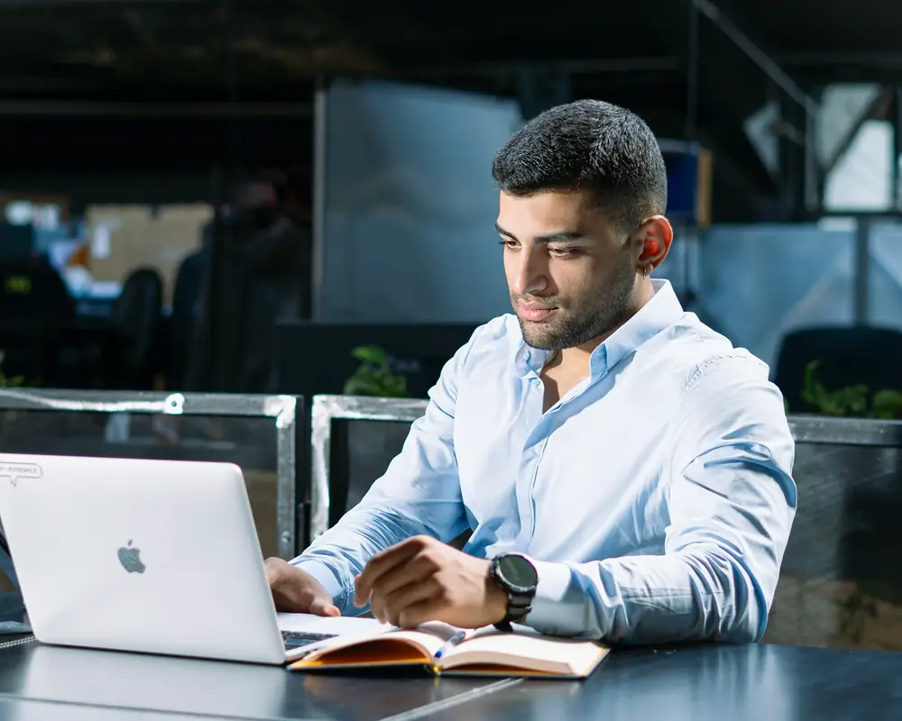 Consultor trabajando con una laptop en una oficina
